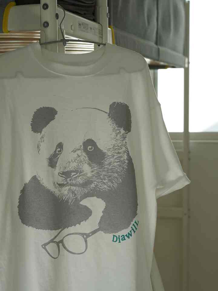 子どもたちと一緒に作った
シルクスクリーンプリントのTシャツ👕
パンダ可愛い🐼
シルバー✖︎ティファニーブルーが涼しげです^_^

#シルクスクリーンプリント 
#ワークショップ 
#Tシャツ 
#手作り 
#ロフトベッド 
#子供部屋 
