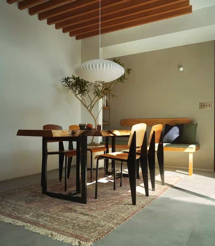 ダイニングの主役は，こちらのダイニングセット。

テーブルは、クスの木の一枚板テーブル🌲

#一枚板 #一枚板テーブル #ヴィンテージ家具 #スタンダードチェア #一枚板 #ダイニング #ダイニングテーブル