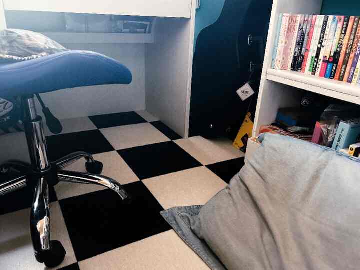 my room


実家暮らし2＊年目


具合が悪くなりそうな暑さのなかでなんとか模様替えをしました。、筋肉痛です


傷だらけのフローリングから裸足にきもちいカーペットフロアに変身🧙‍♀️


#実家暮らし #元和室