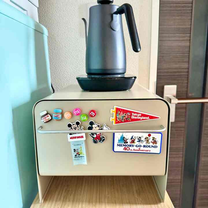 ケトルの下にUtaUのブレッドケースを置いて紅茶やコーヒーを収納しています。
冷蔵庫にマグネットなどを貼ると運気が良くないとか聞いたことがある気がするので、代わりにここにペタペタ貼っています😂
スリムサイズはIKEAのワゴンにピッタリサイズです🙆‍♀️

#ブレッドケース #ブレッドドロワー #キッチン #キッチン収納 #一人暮らしキッチン 