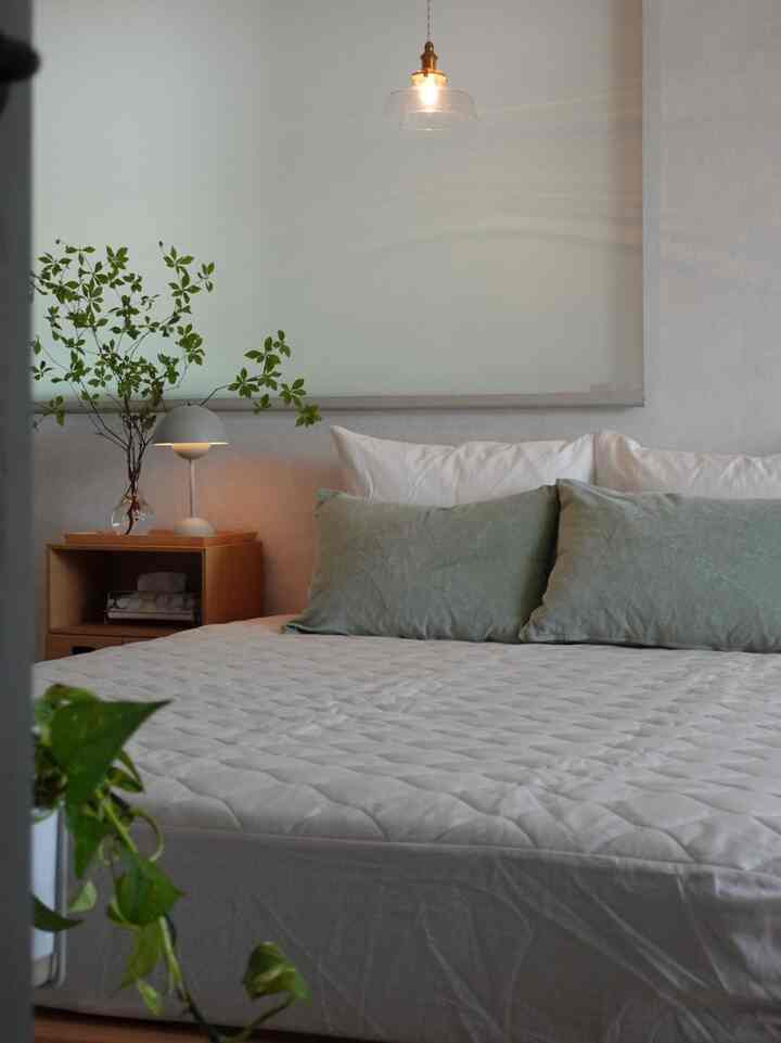 爽やかグリーンとホワイトカラーのベッドルームコーデ🌿🤍 #ベッドルーム #ベッドインテリア #寝室スタイリング  