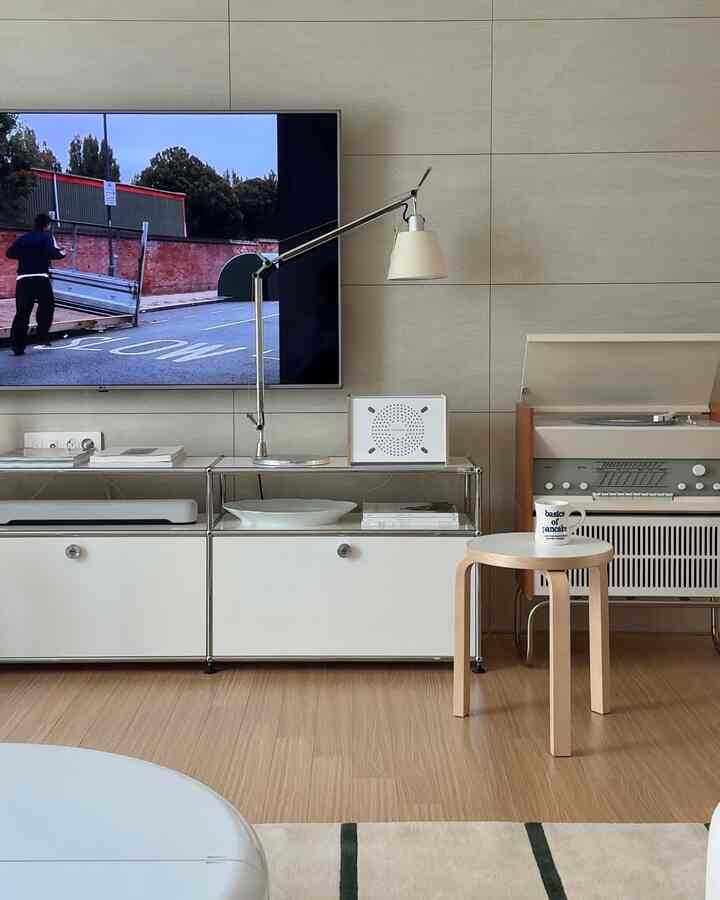 🔊😌フランススピーカーブランドA.bsolumentのPRODIGE！

デタラムズがデザインしたブラウン製品にインスピレーションを受けたPRODIGEは、リサイクルアルミやオーガニックペイントなどエコ素材を使用して持続可能に設計されたスピーカー製品です。

なんとなくすっきりしながらもアナログ的なフォルムが本当に魅力的でしたが、あらかじめ考えておいたデターラムストーンテーブルの隣の席に置くと調和よくよく似合いましたよ！

フォーカルスピーカー2個とウーファー1個が内蔵されており、清潔な高音を楽しむのに十分でした。 

Wiim Miniとペアリングすれば、AirPlay 2、インターネットラジオSpotify Connectを通じて高解像度の音質を鑑賞することもでき、デザインだけでなく音質まで満たしてくれる素敵なスピーカーらしいです！

🏷️ a.bsolument  #absolument #speakers #bluetoothspeaker #거실 #거실장 #인테리어가구 #usm #아르텍스툴 #스피커 #블루투스스피커