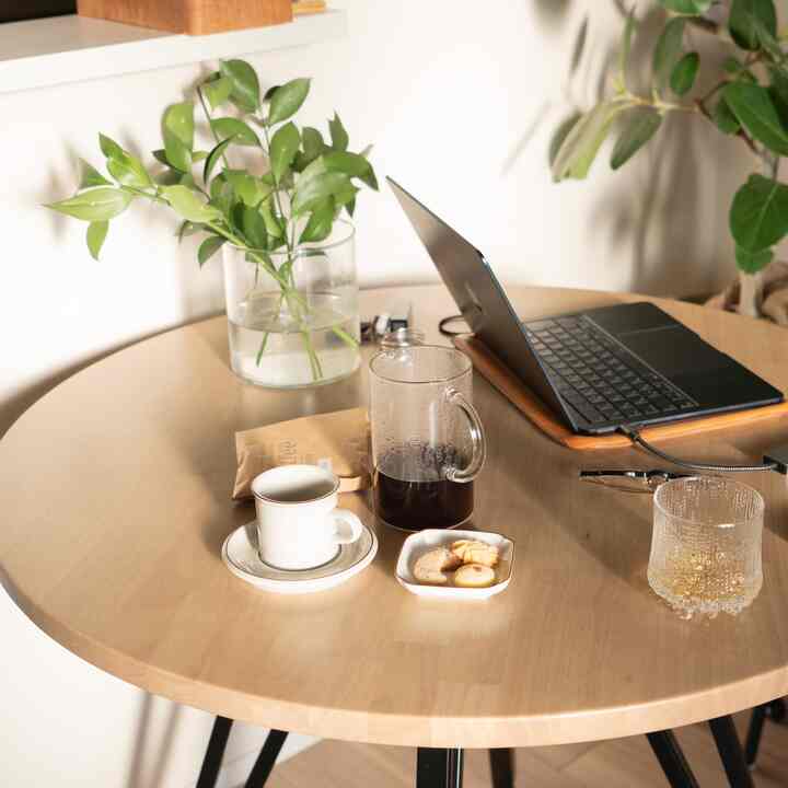 コーヒー淹れる時間がすき..☕️
#ダイニングテーブル #丸テーブル #かなでもの #コーヒータイム #ハンドドリップ