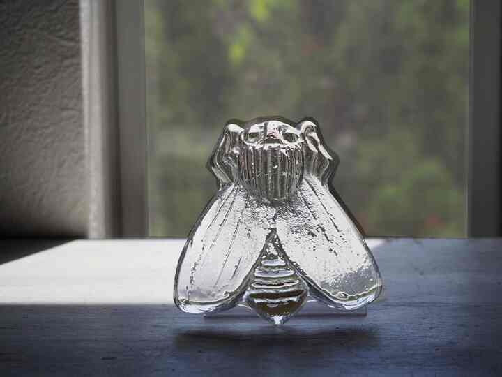 クリスタルのハチの置物