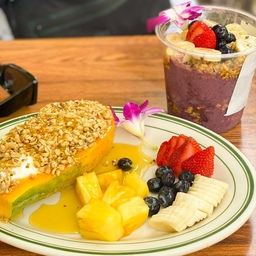 🏖️하와이에서 추천하고 싶은 맛집 3곳🏝️
가서 맛있게 먹었던 곳들 소개합니다 (๑ᵔ⤙ᵔ๑)
🏷️아일랜드 빈티지 커피 : 아사이볼🫐🍇
한 번 간 이후로 매일 아침 방문했습니다☺️ 정말 취향이라서 맘에 쏙 들었고요! 
요거트나 새콤달달한 과일 맛 좋아하신다면 적극 추천입니다. 
브런치 시간쯤 가면 사람들이 줄을 길게 서서 좀 기다려야 해요.
#여름휴가는여기로 #하와이 #여행 #여행기록 #맞팔 #맞팔환영 #아사이볼 #수제버거 #에그베네딕트 #아보카도 #신라면 #나도크리에이터 #휴가 #여름휴가 #해외여행 #여름간식월드컵 #망고