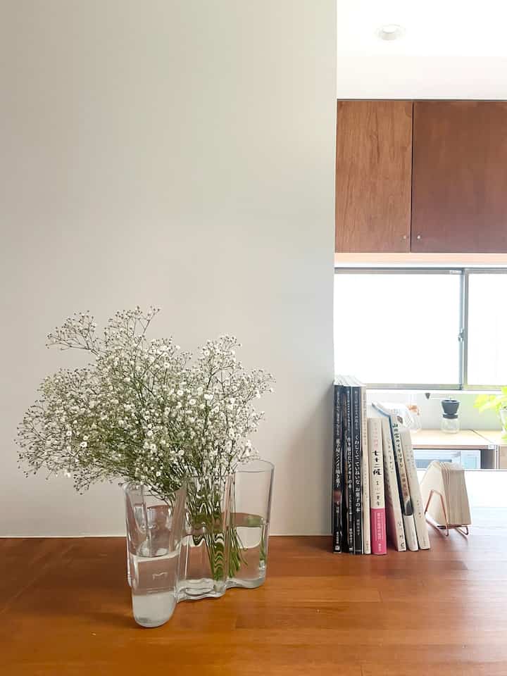 先日、友人の結婚式で霞草をもらったのでお気に入りのアアルトベースに💐

お部屋に生花があると、気持ちがいいです✨

#アアルトベース #霞草 #フラワーベース #キッチンカウンター #キッチン収納