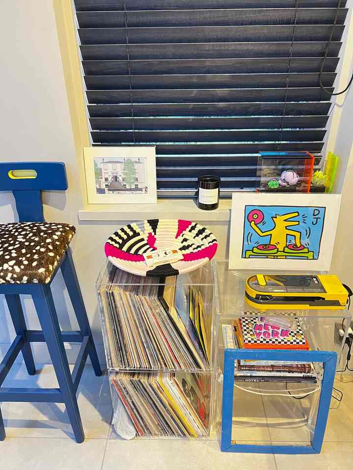 レコードコーナー。隣にはピアノがあります。

#レコード #カラフルなインテリア #サウンドバーガー
