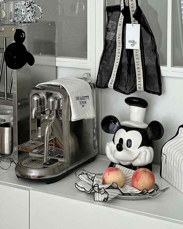 #ホームカフェツアー

モノトーンロマンチックな私の家のホームカフェです👀
全体的なコンセプトはブラックアンドホワイトとソテリアです🩶

ホームカフェの写真が登場するたびに見えるファブリック製品 
ほとんどすべてがミルキーウェイホーム製品ですが、モノトーンが好きです 
私の好みにぴったりの製品がとても多いですよ🖤

モダンなストライプ・パドンのキッチンクロスとティッシュケース、
ナチュラルなムードのブラック感性ネットバックまで
私が本当に見たらすぐに反することになります 🫣🎵

＃ミルキーウェイホーム＃ホームファブリック＃キッチンウェア＃テーブルウェア 
#キッチンクロス #カート #ネットバッグ #ネットバッグ #エコバッグ 
#エコバッグおすすめ #ホームカフェ #ホームカフェ飾り #ホームカフェ小物 
＃ホームカフェインテリア＃ホームカフェゾーン＃ホームカフェスターグラム 
#モダンインテリア #モノトーンインテリア