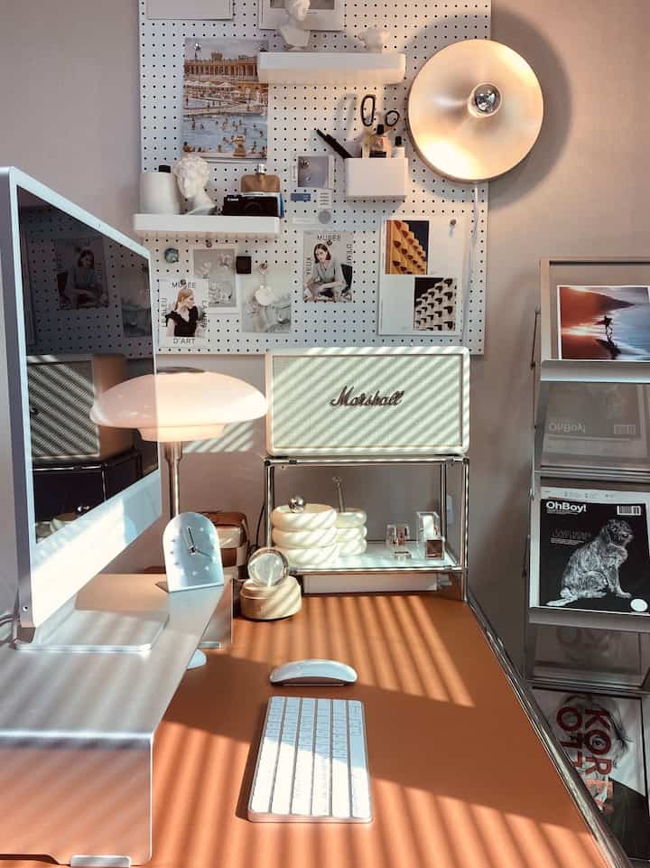 #DeskTerrier Transformasi Family Desk Terrier di Rumahku✨
Di meja anak-anak...!💝💜🧡
Saya ingin memberikan sentuhan kecanggihan, jadi saya mendekorasi meja dengan warna coklat dan perak sebagai warna utama🤎🤍☕️..!

Komputer, dudukan komputer, jam meja, lampu, dan meja semuanya dipilih dalam bingkai perak atau perak untuk memberikan kesan kesatuan #cowterrier!

Meskipun ini adalah zona komputer kecil di sudut ruangan,
Saya merasa sangat bergaya dan bersenang-senang bekerja!

Sekarang, yang harus Anda lakukan hanyalah bekerja🐰🐾⌨️

#deckterrier #dekorasi meja #dekorasi belajar #meja #meja #iMac #iMac m3 #pencahayaan #pencahayaan yang terpasang di dinding #Tangui Seoul #pencahayaan IKEA #pencahayaan dudukan #speaker Marshall #speaker #dudukan monitor #jam #jam meja #jam perak
#Belajar #Mulleybox #BrownInterior #StudyInterior 