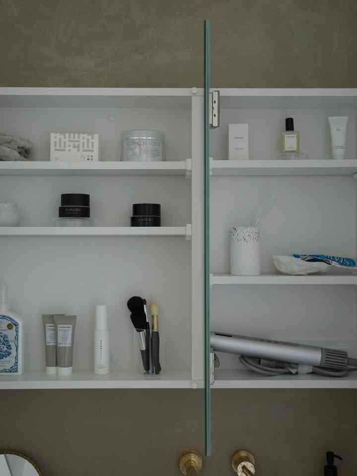 
洗面台の収納。

ミラーボックスの中はストックや生活感が出やすいデンタルケアアイテム、ドライヤーなどを入れています。

#収納 #洗面台 #ミラーボックス #小物ディスプレイ #美容