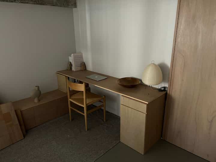 ワークスペースも気分でアイテムを変更◎
暑い夏は、家具や小物も清涼感をもたせたい。

#ワークスペース
#照明
#ノグチイサム
#akari
#カールハンセンアンドサン
#ch36
#ブックエンド
#ajiproject
#101コペンハーゲン