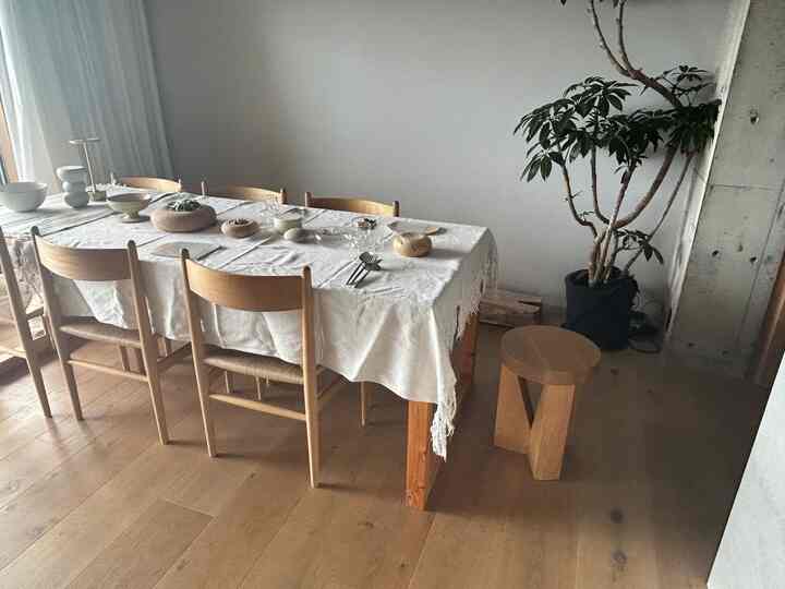 気分を変えてダイニングテーブルを移動する◎◎
季節や気分でフレキシブルにレイアウトを変えれるようにな家づくりはこだわりポイントです。

#模様替え
#ダイニングテーブル
#造作テーブル
#ダイニングチェア
#カールハンセンアンドサン
#ch36
#クッチーノ
#ポータブルライト
#turn