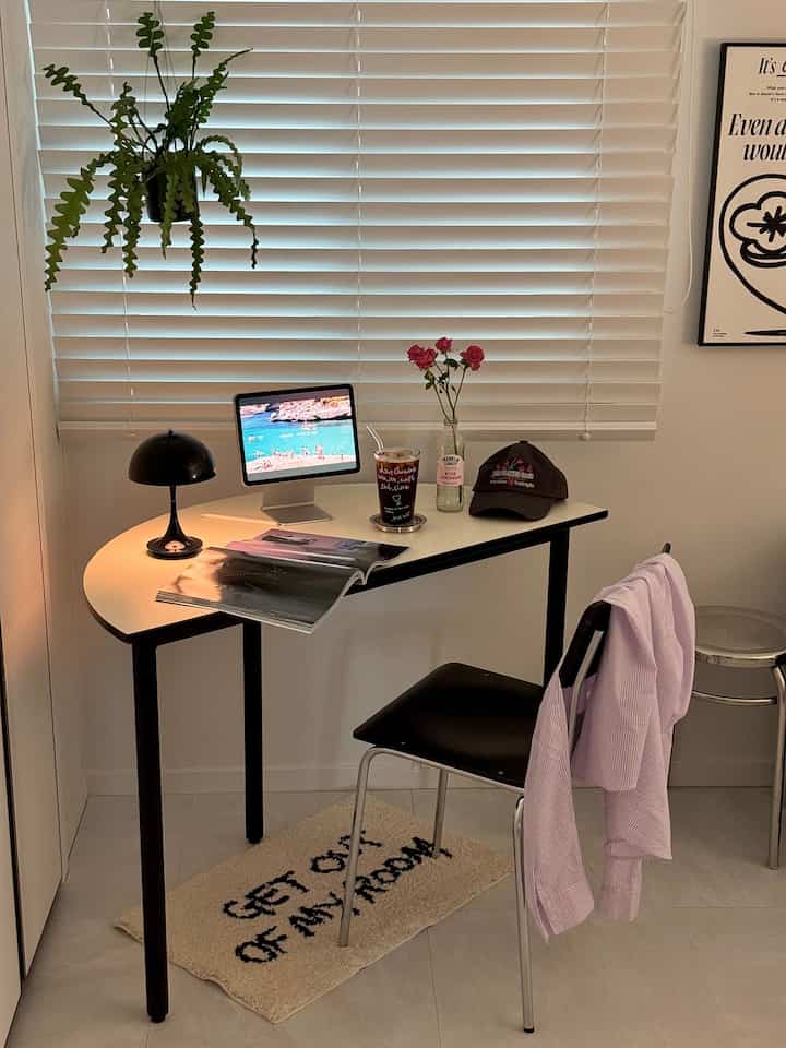 #데스크테리어족 Meja setengah lingkaran yang terletak di sudut ruangan yang nyaman dapat digunakan sebagai meja dan kemudian sebagai zona kafe rumah Anda sendiri. Lebih baik lagi karena kita punya kutu yang membawa kita ke Laut Mediterania bersama🎧🖤🤍

#Interior Meja #데스크 #데스크소품 #책상 #책상인테리어 #책상꾸미기 #홈카페인테리어 #반원테이블 #반원식탁 #디자인가구 #발매트 #인테리어조명 #무선조명 #루이스폴센 #데코타일 #셀프인테리어 {16 #Rencana interior} {17 #Dekorasi Kamar} #원룸 #원룸인테리어 #방구석꾸미기 #아이패드거치대 #룸투어 #룸인테리어 #작은방 #아이방꾸미기 #모던인테리어 #무채색인테리어 #내돈내산