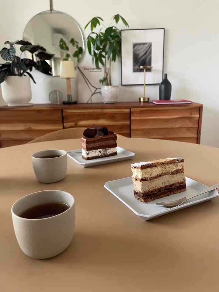 至福のケーキタイム🍰ケーキには紅茶派です🫖リントンズの紅茶が大好きでずっとリピートしている。2016aritaのベージュのカップもすごくお気に入り。オランダのデザイナー、カースティ・ヴァン・ノートによって有田焼に通常使用されない白以外の「ベージュから黒色の陶石」に着目して開発されたもの。
#ティーカップ #マグカップ #うつわ #2016arita