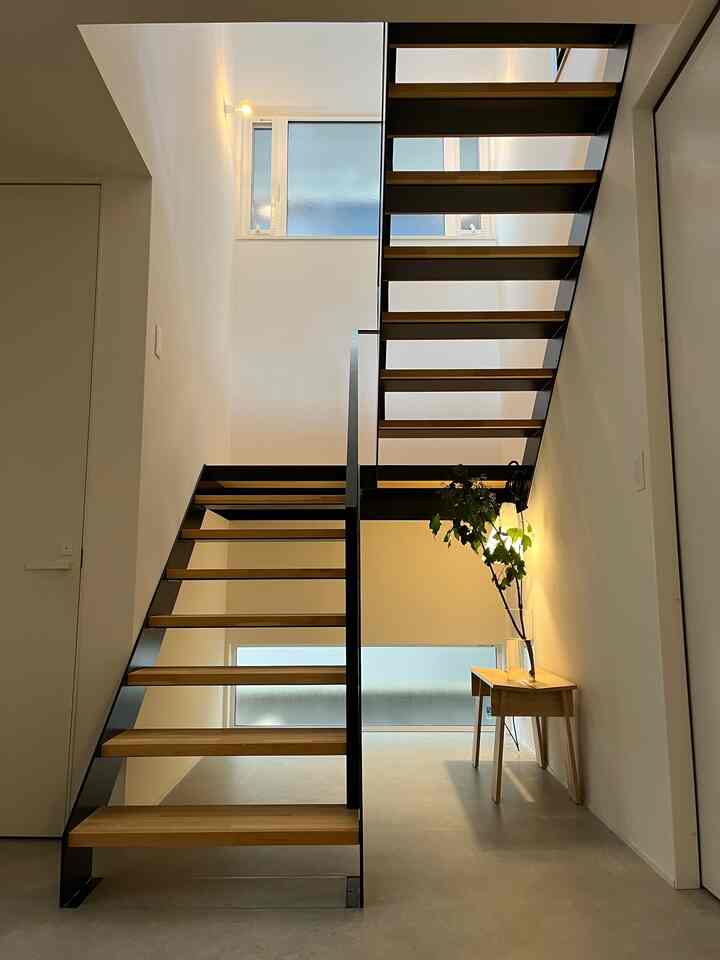 枝物がすぐダメになってしまう気がする。
日当たりなのか、風通しなのか、なんなのか。
#枝物 #鉄骨階段