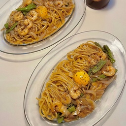 진짜 격주로 한번씩은 해먹은 간편하고 너무 맛있는 #간장버터쉬림프파스타 #오니쿡 레시피
먹을 때 마다 이렇게 간단한데 이렇게 맛있다고 ? #인스타 #인스타그램 에서 알게된 오니쿡이 계정에서 알게된 레시피인데 한번 해먹어보고 재료는 너무 간단한데 너무 맛이 훌륭해서 너무 너무 자주 해먹은 메뉴 재료도 너무 구하기 손쉬워서 남편과 나의 최애 메뉴. 소스재료도 구하기 쉽고 소스 만들어 자료넣고 그냥 휘리릭 섞어주기만 하면 되는 레시피
<재료> 2인분 기준
📌 파스타면 160g - 200g 정도
* 파스타가 듀럼밀이라 다이어트에 좋긴해도 인당 80g 이하로 먹음 좋을듯한데 난 원래도 부재료가 가득한 걸 좋아해서 180g 정도 삶고 면의 2/3은 남편에게 덜어준다 
📌 마늘
📌 양파
* 2인분기준 큰 양파라도 1개반정도 넣음 좋을듯. 생각보다 많아야 맛이있다. 무르게 들큰한 느낌이 아니라 아삭하게 꽈리고추와 새우, 면, 마늘, 달달한 간장 소스 맛 모두와 잘어울린다 양파가 적으면 이 파스타 맛의 절만 밖에 못느낌
📌 꽈리고추 한 줌
📌 버터 크게 한 스푼
* 사실 많이 넣을 수록 맛으로는 다다익선이지만 난 한스푼만. 그래서 양심상 발연점이 높은 기버터를 쓴다
📌 새우  다다익선
📌 후추 
📌 계란노른자
<소스> 2인분 기준 
📌간장 2스푼, 굴소스 2스푼, 알룰로스 1스푼, 참기름 2스푼, 애사비  2스푼
* 소스는 원래 레시피에서 다이어트 레시피로 변경. 알룰로스 많이 단편이라 -> 꿀3, 설탕3, 올리고당3, 스테비아1.5로 바꾸면 적절하고, 레몬즙은 애사비로 바꾸어서 넣어도 무방
<조리 법>
📌 위의 소스를 다 넣고 섞어준다
📌 마늘은 편썰고, 양파는 채썰고, 꽈리고추는 꼭지를 따고 너무 크면 절반 잘라주기도 한다
📌 파스타 면은 봉지에 써있는 시간보다 1-2분 적게 알덴테로 삶기
📌 편마늘을 볶아 노릇해지면 양파를 넣고 양파가 투명하게 변할때 가지 볶는다. 이후 꽈리고추 투하
* 무른것 보다 살짝하사한게 맛있는데 면과 볶으면 더 익으니 아삭할때까지..
📌 버터를 넣고 놓으면 새우를 넣고 익혀준다
📌 삶아진 파스타와 면수 2-3국자를 넣고, 소스를 부어 잘 섞은 다음 소스가 잘 배이도록 조리해준다. 면수 넣어가며 파스타면이 잘 익도록 섞어준다 
📌 다 익으면 플레이팅 한 후, 계란 노른자 올리고, 기왕이면 통후추를 한가득 갈아 올린다 
📌 노른자 터트려 잘 섞어 먹는다. 식초를 마지막에 한 스푼 더 뿌려도 좋음
소스의 참기름 고소한 맛, 계란 노른자의 녹진한 맛, 새우, 양파, 꽈리고추의 살아있는 식재료 맛,새콤달콤한 소스 맛이 아주 환상적이다. 마지막에 파스타에 식초를 뿌리면 음식맛이 살아나면서 아주 깔끔해진다. 애사비는 탄수화물 식사에 같이 먹어주면 혈당에도 소화에도 아주 좋으니 굳.. 파스타 한입 먹고 아이스 아메리카노 한 입 먹으면 환상이다 ..!
🍯 꿀팁
📌 청동(브론즈) 다이면으로 해먹으면 훠씬 맛잇음!!
간편하고 맛있는 레시피이지만 여러번 해먹어 보고 느낀점이 다른 파스타에 비해서 좋은 면 - 청동틀로 뽑아낸 거친면이 있어 전분이 우러나와 면을 유화(에멀징) 했을때 걸쭉하게 되는면 으로 해먹으면 소스가 걸쭉해져서 면에 착붙어 아주 훨씬 맛있다. 
다른 파스타에 비해 파스타의 경우 그 차이가 확실한 편 이다 .역시나 인스타에서 알게된 이태리에서 수입한 청동(브론즈) 다이면인 이오찌노면을 잘 썻는데 한 봉지에 넘는 가격이 부담되어 다른 브렌드 다이면을 써보았지만.. 다르긴하지만 아주 큰 차이가 없어 고민중인데 최근 좀 더 저렴하고 구하기 쉬운 면을 발견하여 다음에 한번 구매해서 시도해보려고 한다 !!
#파스타 #파스타레시피 #오홈스토랑 #신혼부부일상 #다이어트 #다이어트식단 #식단 #클린식 #집밥 #집밥메뉴 #집밥레시피 #집밥요리 #요리 #레시피 #간단요리 #간단레시피 #오벌플레이트 #파스타면 #브론즈다이파스타면 #꽈리고추 #새우 #애플사이다비니거  #알룰로스 #내돈내산  #맞팔
