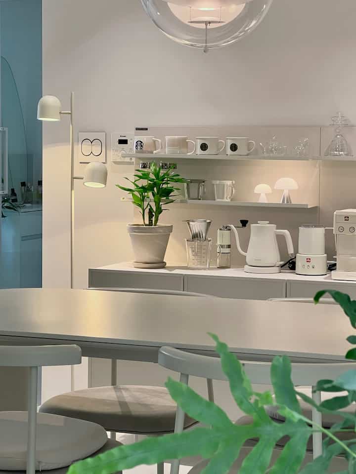 
Sekarang saya memiliki ruang untuk menikmati kurta dengan sungguh-sungguh!⠀
⠀
Saya juga diam-diam suka mengoleksi mug,⠀
Saat saya mengembangkan hobi minum teh dan kopi⠀
Kami membawa lemari penyimpanan arsip Hanssem \\(❁´∀`❁)ﾉ⠀
⠀
Meski saya letakkan di dapur sempit dua ruang, tidak terasa pengap,⠀
Saya menyukainya karena rasanya seperti kafe yang menyenangkan untuk dibagikan!!⠀
⠀
Di ruang ini di masa depan⠀
Saya akan menunjukkan kepada Anda suara rumah yang saya nikmati sepuasnya✨⠀
⠀
⠀

⠀
#Interior Kafe Rumah #홈카페투어 #홈카페 #홈카페존 #홈카페족 #카페장 #홈카페장 #커피장 #구축아파트 #투베이주방 #주방인테리어 #주방 