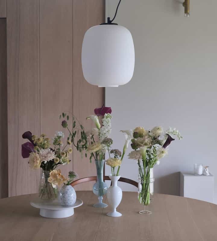 夫の誕生日だったので
お花をたっくさんプレゼント。

テーブルを飾って華やかに🫧

#花 #花のある暮らし #コチョウラン #トルコキキョウ #カラー #マム #アンスリウム