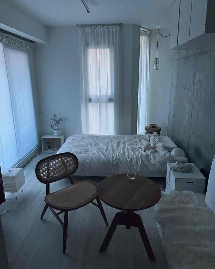 正面の窓にカーテンをつけたり
照明の位置を決めたり
照明用のダクトレールをつけたり

こういう細々した事に手間暇をかけて
少しずつ落ち着いていくのだろうなぁ

#引越し後
#小家具
#レイアウト