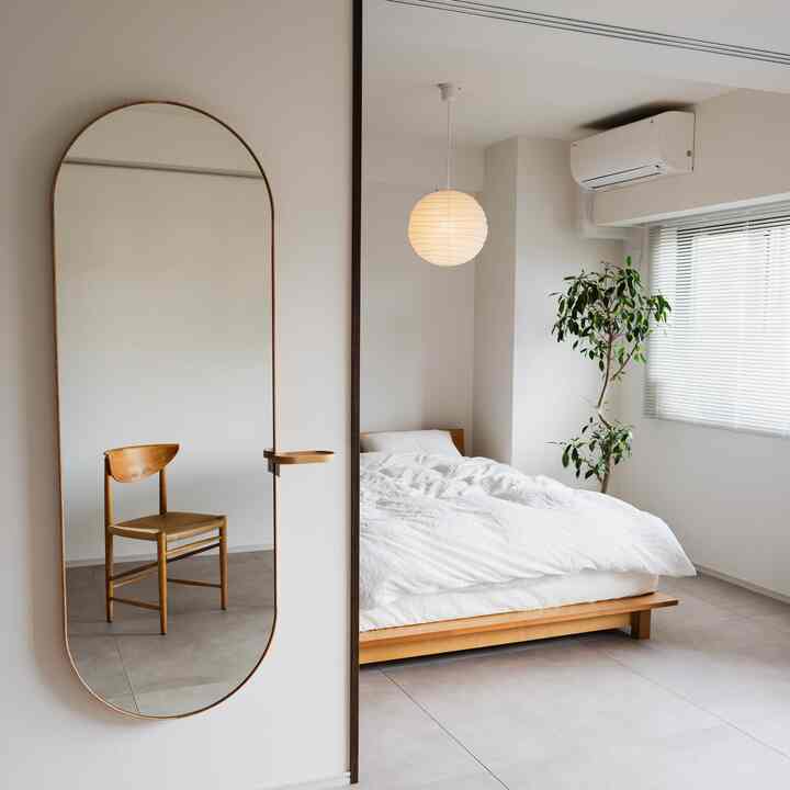 鏡はこちらへ

寝室まで抜けるこの眺めが割と好きだったりします😌

ベッド周りもうちょっと整えたいけど、今はシンプルに🫳

#ベッドルーム #寝室 #寝室照明 