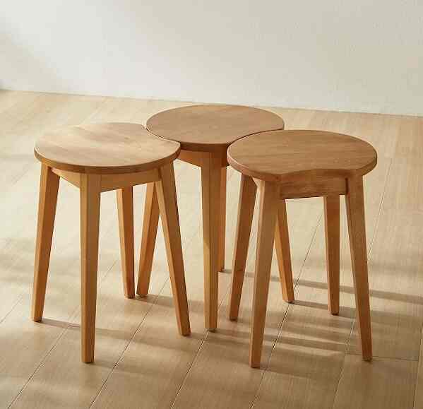 温もりを感じる天然木のスツール［2色］