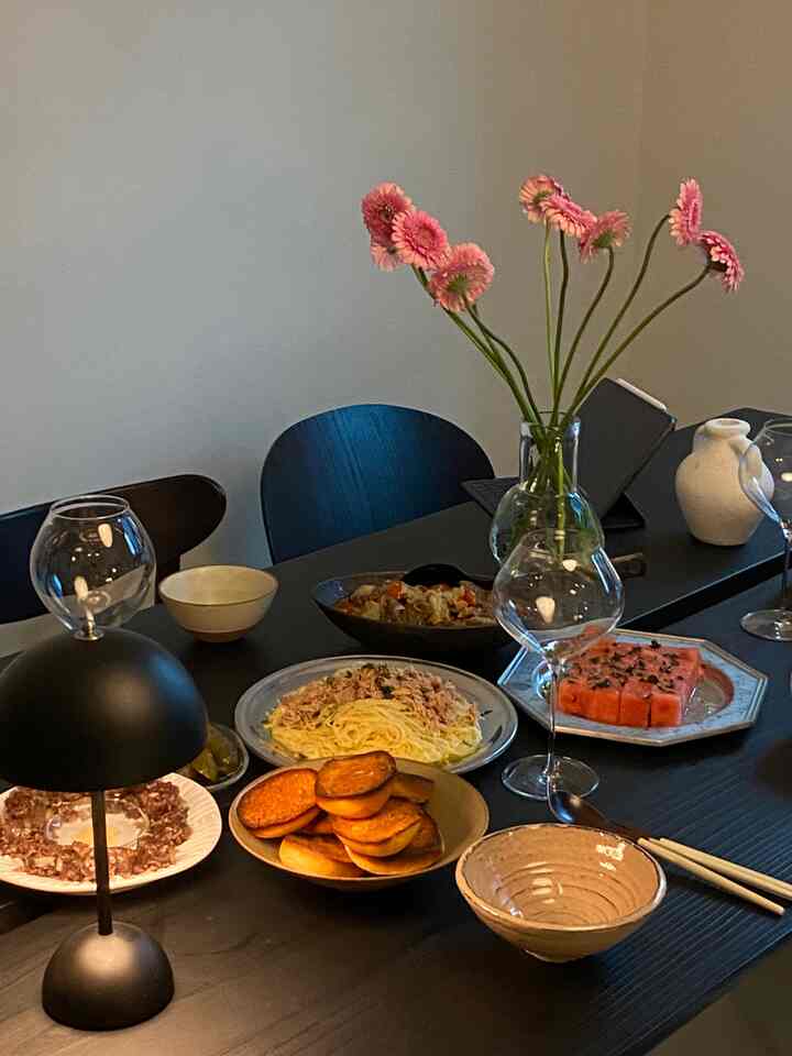 #ftc6기이야기 
美しい空間、花、手作りの温かい料理、それらを近い人と分けること。 

この写真一枚に私の好きなすべての話が込められていますね。  #오피스텔인테리어 #홈스타일링 #1인가구인테리어 #인테리어디자인 #디자이너가구 