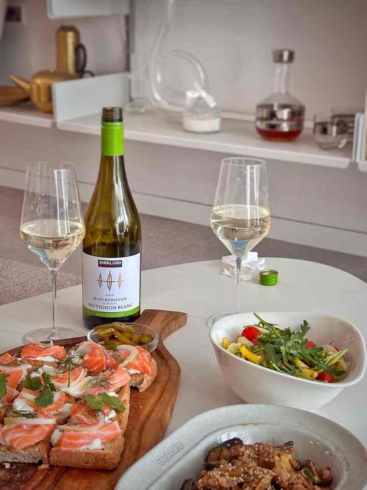 ハ・ジョンウワインとして知られるコストコワインを買いに行った方がハンボックス買ってコーストコサーモンと一緒に食べました💛
友人のカップルが集まったときに飲んでいましたが、その時はワインに安東焼酎にウイスキーまで飲みすぎて覚えていませんでした。
ウォンウォンデラ

コストコジャン見ればぜひサーモンを買うのにこれをもう少し美味しく食べる方法

✔️＃サーモントリム＃サーモン熟成方法
サーモンを1/3ずつ切って中央に合わせてカットした後、塩水に熟成させる（1-8時間） 
それから私はおなかがすいて、もう少し弾力があります。
それから洗ったサーモンを再び酢（+レモン汁）に浸して2-30分熟成させた後、洗い流さずに拭き取って切れば、はるかに美味しく食べることができる🧡
切るときは決意反対に切らなければ食感も良く壊れない

今回はパンの上にクリームチーズの代わりにグリックヨーグルトを塗って上に鮭上げたバージョン、バジルペスト追加したバージョン2つで食べましたが、私はバジルペストバージョンがより良かったですよ💚

#ワイン 
#ワイングラス 
＃アンジュ＃アンジュおすすめ＃オーホームストア 

#cooking #ホームスター #オンダーテーブル #food
#homecook