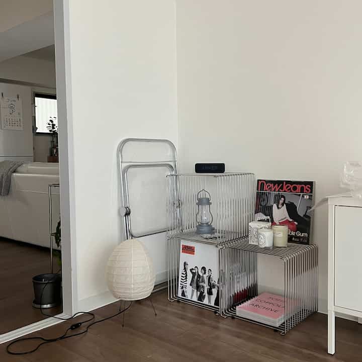 今更すぎるけど買ってしまったパントンワイヤー🩶買うなら！と思い切って3つ買ってしまいました‪🥹圧迫感なく色々飾れてかわいい☺️
#montana #パントンワイヤー #リビングルーム 