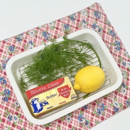 🍋 잊을만 하면 생각나는 🌿레몬딜버터🌿
예전에 한번 유행?해서 한참 잘 먹다가
오랜만에 생각나서 또 만들어보았어요ㅎㅎ 
1. 딜 허브 깨끗이 씻어 물기 닦고 
2. 잎부분만 떼어내서 잘게 썰고
3. 버터랑 레몬제스트랑 섞어주기만 하면 끝! 
돌돌 말아 소분할때 
귀엽고 재밌고😋
#여름간식월드컵 #레몬딜버터 #버터 #빵순이 #디저트천국 #맛있는순간포착 #오늘장면한컷 #오홈스토랑 #하나뿐인내작품 #홈카페투어 #브런치 #주말에제일바빠 #오늘의우리집 #오늘의힐링 #오늘의집에서샀어 #주방용품 #주방소품 #조리도구 #버터나이프 #우드나이프 #믹싱볼 #딜허브 #디저트접시 #그릇수집가 #디저트그릇 #컬러인테리어