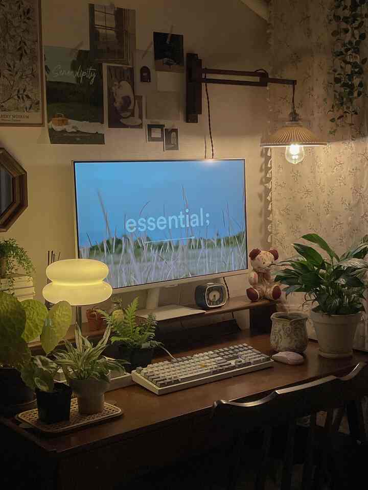 暖かみのあるブラウンの木目調と植物が配置されたホームオフィスのデスク、雰囲気のある夜のインテリア