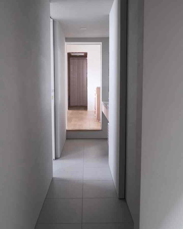 水回りの間取り

水回りの間取りでこだわった点は
LDKと水回りをあまり明確に区切らないこと。

床を20cmほど低くしていたり
素材を変えて区切っているだけで
ドア等は付けていません。

あとは動線にもこだわりました。
帰宅から一直線に用事を済ませられるとか、
トイレとお風呂は近くがいいとか、
脱衣所と洗面所は分けた方がいいとか
そういう要望を詰め込んだ空間です🍃
.
.
.
#マイホーム #設計士とつくる家 #マイホーム記録 #お家づくり #マイホーム計画中の人と繋がりたい #回遊動線 #水回り #水回り動線 #水回り間取り #間取り #グレーインテリア #グレーの家