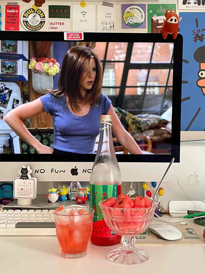 #여름간식월드컵
I am a summer hater and a summer anti.
I really like watermelon. 
I discovered Rokkasen Suikano Sake last year, and Watermelon Sake, which is only available in summer, made me look forward to summer a little. 

It tastes like concentrated watermelon juice.
It's refreshing whether you drink it on the rocks with ice, in a highball, or even in a shake with milk.
You can also drink it with watermelon!

Buy 1-2 bottles and sip on them all summer long.
Summer passes before you know it and a new season comes. 
This year, I tried Natsumi Kan sake, which is made only with watermelon sake and summer tangerines. 

Please take care of yourself this summer too!
#summer snack
#home bar