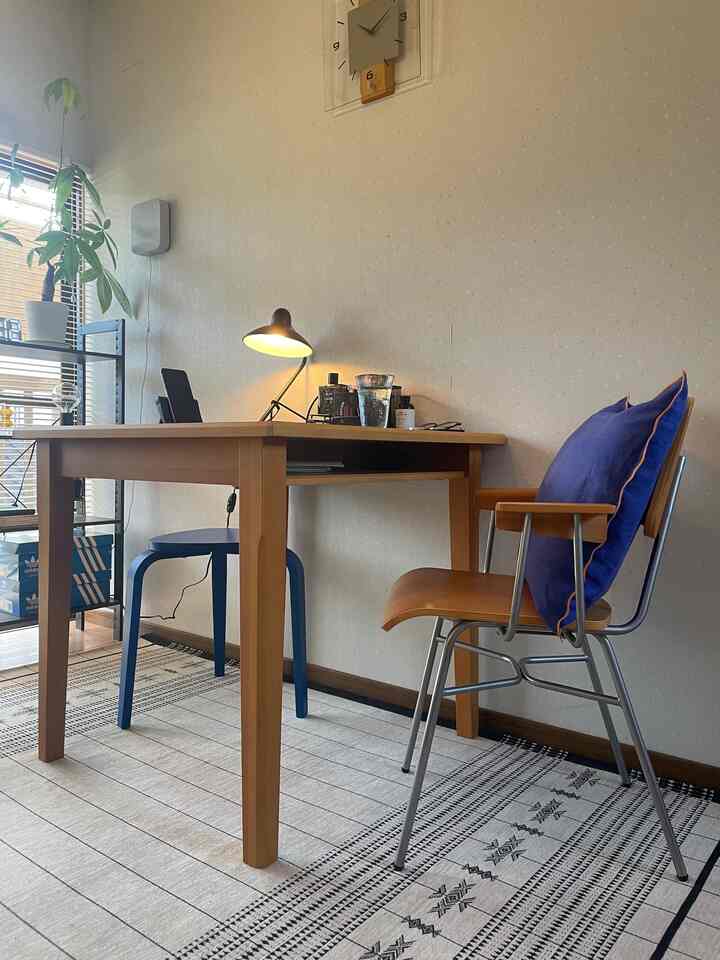 I'd love to share this table and chair with everyone, but they're out of production now 😢

Actually, I bought this item at unico, and it was part of a series called GRIFU.

It has an American mid-century design, and it's a bit like Eames.

#unico
#mid-century
#dining set
#dining table
#dining chair

