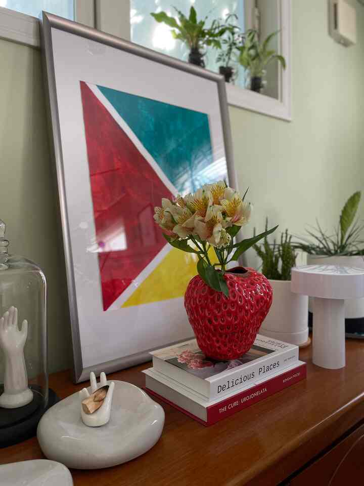 棚上は赤をポイントにしてます
イチゴの花器がお気に入りです
#IKEA  #フェイクブック #暮らしを楽しむ
#ガラスドーム #色のある暮らし
