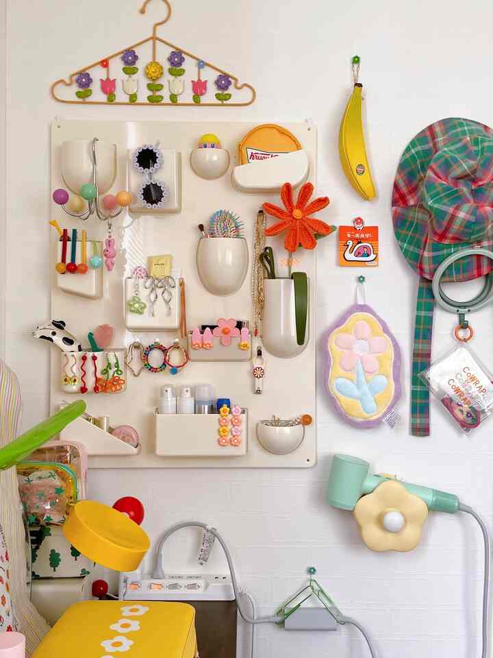 
寝室に設けているメイクスペース 💄💕

かなりごちゃついていたのを
ウーテンシロ(リプロ)で整理整頓 🫶🏻🌼


#レトロ #レトロインテリア #カラフル #カラフルなインテリア #ミッドセンチュリー #ミッドセンチュリーモダン #スペースエイジ #収納 #壁面収納 