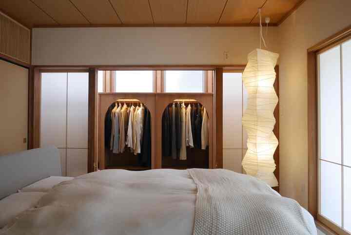 Closet visible from the master bedroom

Wake up → choose clothes → get changed smoothly 👔
I love the large lighting from Isamu Noguchi 💡

#Closet #主寝室 #アカリ #イサムノグチ #造作収納