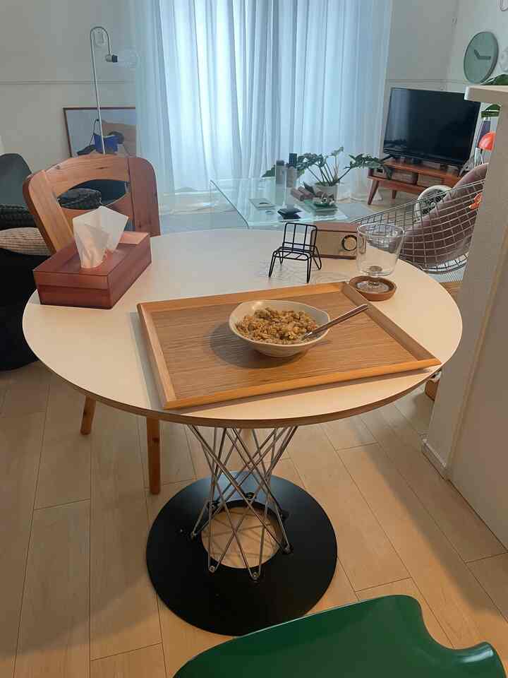 Breakfast time 🥣
Since I bought the dining room, I can separate my living space from my dining space, and I feel like my quality of life has improved.
I always felt bad about sitting on the sofa and eating, so I felt like I had bad manners and bad posture 😌

#living alone #賃貸 #インテリア #ルームツアー #家具 #グリーンのある暮らし #北欧 #ミッドセンチュリー #myroom #homestyling #cozyhome #homedesign #interior #midcenturymodern #interiordesign #akari #ikea #hometour #homedecor #minivlog