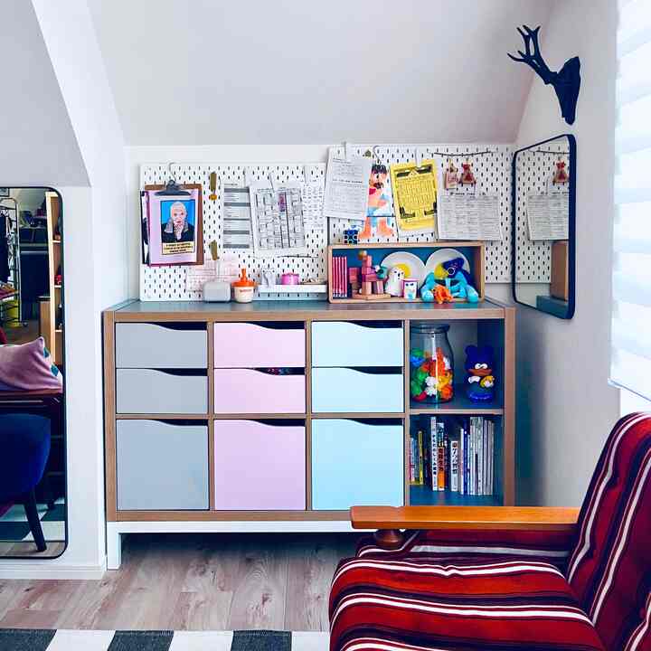 
Ruang anak-anak di sebelah ruang tamu.
Tidak mungkin menyediakan satu ruangan untuk setiap orang.

Selain itu, saya juga mempunyai pengalaman memiliki kamar anak yang sepenuhnya pribadi.
Saya tidak bisa bersih-bersih, sampahnya menumpuk.
Cetakan yang tidak biasa dan mainan gacha-gacha menumpuk😔🥲

Pertama-tama, bisakah Anda mengelola ruang pribadi kecil Anda dengan benar? Biarkan aku yang melakukannya...

Jika sepertinya itu bisa dilakukan dengan benar...
Saya ingin membuatkan ruangan untuk Anda.

Pada akhirnya, ibukulah yang membersihkan.
Jika Anda tidak menjadi orang yang membersihkan dan merapikan,
Sulit untuk mengembangkan kemampuan mengelola🤔🔥

Sulit untuk memiliki satu kamar untuk satu orang,
Begitu Anda mencapai usia sekolah menengah, Anda harus memikirkannya🥲

Untuk saat ini, kami
Ini adalah ruang anak-anak dan ruang tamu.

______________________

#ruang tamu #ルームツアー
#kamaranak-anak #roomtour
#rumahku #interior #インテリア
#Furnitur #北欧家具
#Residence #住宅 #renovation
#Renovasi apartemen #リノベーション
#Apartemen bekas #used家具
#desain interior
#Desain Interior #diy #ライフスタイル
#gaya hidup #暮らしを楽しむ
#Apartemen Tokyo #TOKYO #cityboy #citylife
#Rumah tua #myhome #建築