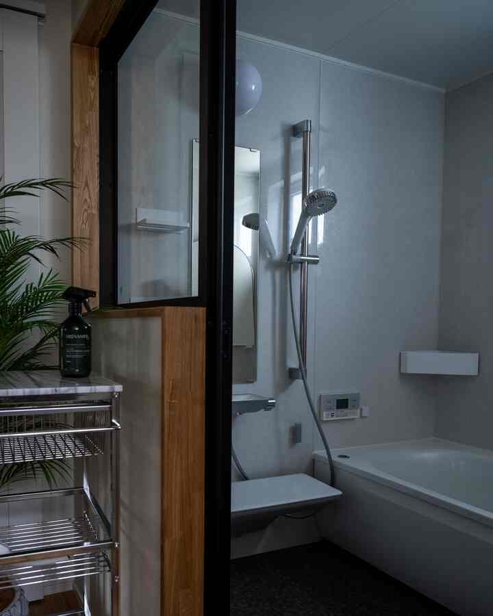 脱衣所とお風呂。お風呂はガラスドアで掃除が大変ですが、Green Nation Lifeのクリーナーで小掃除しています。 #お風呂 #バスルーム