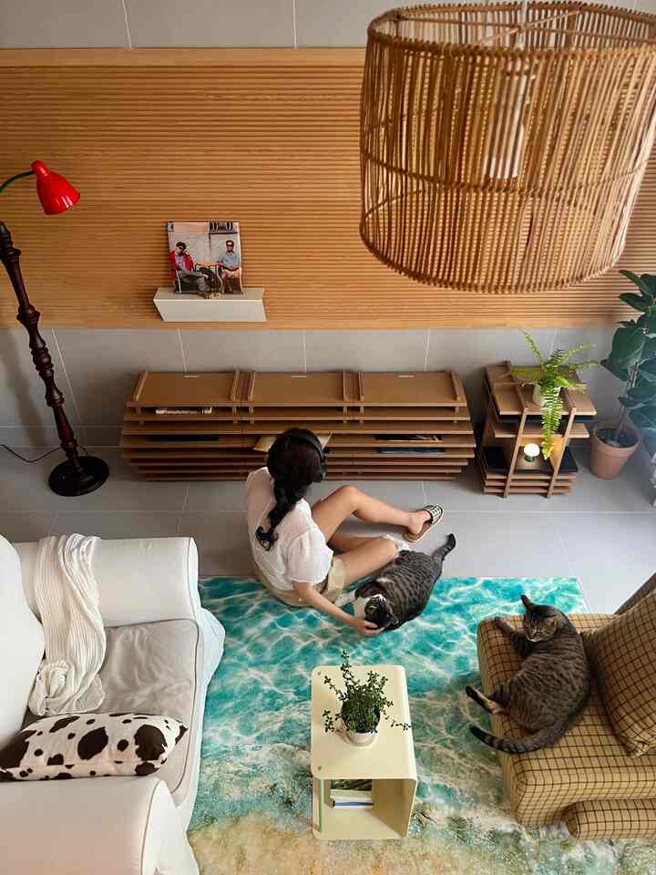 リビングルームのワンピースを満たした家具はまさに紙家具「tuuk」
組み立ても簡単なのに思ったより頑丈で惚れてしまいました。トゥク！置いておくだけだったのにリビングが丁寧で素敵になった感じ😎 多様に組み合わせが可能な製品なので、まだどう綺麗に使ってみようか悩んでいます🤎

使い捨て品の使用を減らすことも重要ですが、このような大きな家具でも環境を考えるという点が本当に気に入りました。きれいな地球を作るブランドだけに、今後出てくる他の製品も期待になりますね！ 
  #거실쇼파 #1인소파 #1인가구  #종이가구툭 #tuuk #협탁 #사이드테이블 #테이블 #선반 #거실인테리어 #홈인테리어 #인테리어소품 #거실꾸미기 #홈스타일링 #aesthetic #todaymood #homestyling #outfitinspo #homedecor #가구배치 #오브제컬렉션 #오늘장면한컷 #오늘의우리집 #오늘의힐링 #오늘청소완료 #러그인테리어