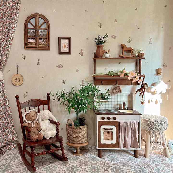 子供部屋にヴィンテージ感性のスプーン🙈🤎

以前から一度は家に壁紙でポイントを与えたかったのですが、柿のようなBabylikeの心筋ステッカーで小さなロマンを実現してみました。

私が選んだのはかわいいウサギパターンのWタイプ。春の日の庭（Spring Garden）のパターンですよ🐇🌿

私たちの家のドゥルチがウサギ帯でもあり、個人的に濃い色の家具が多い方なので、ステッカーだけはトーンが明るく穏やかな感じで飾ってあげたいと思います🙈🤎

本当に全部貼ってから君を満足していたアダムマム..🥹

ステッカーのようになっていて手軽に貼れるのに効果は幅広いドラマチックな感じなので子供部屋飾りたい方に蒸してお勧めしたい製品ですね👍🏻👍🏻



＃子供部屋飾り＃子供部屋インテリア＃赤ちゃん部屋飾り＃赤ちゃん部屋インテリア＃感性子育て＃育児アイテム＃ベビーライク＃心臓ホームインテリア＃ビンテージ小物＃新婚旅行＃ホームスターグラム 

