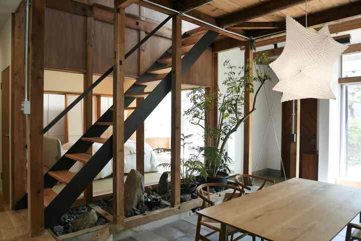 階段下のグリーンコーナー🌿

念のため、床から排水できるようにしておいて、プランターで植物を置いています🪴
地元で採れる石を敷き詰めて、自然感を重視しました🪨

主寝室とダイニングの間にあるので、障子を開けてもゆるやかに空間を仕切ってくれます

#和室 #植栽 #観葉植物 #石 #階段下 #グリーンコーナー #木 #植物 #ダイニング #リビング #和風インテリア #ジャパンディ