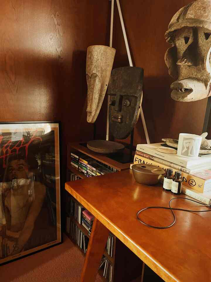 書斎は狭くて落ち着く。

#書斎 #香り #アフリカンアート #民藝 #フォークアート 