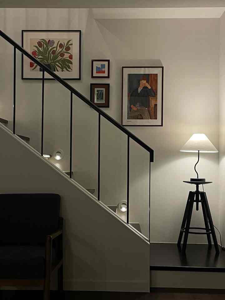  #아트포스터 #아트월 #조명 #스툴 #계단인테리어 #단독주택인테리어 #주택살이 #복층오피스텔