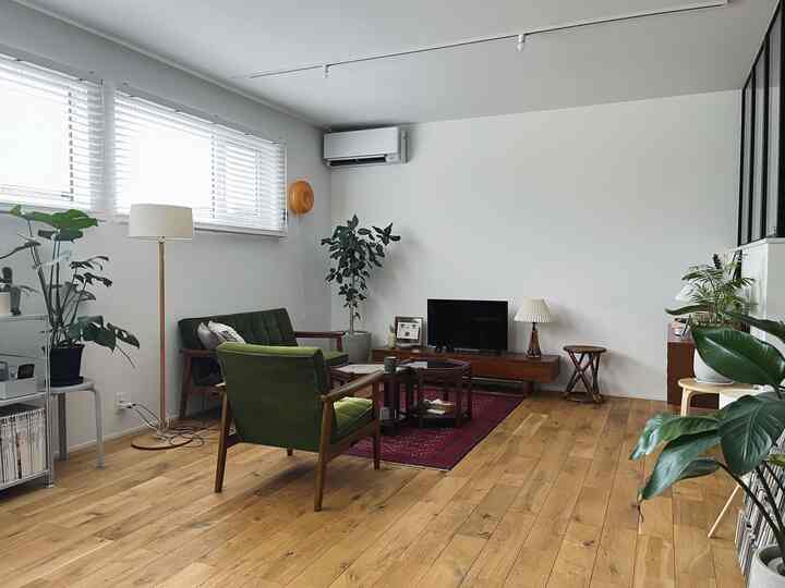 この家に住んで一年半ほど経ちますが、無垢床の色味が少し濃くなった気がします。これから先の経年変化が楽しみです。
#無垢床 #ミッドセンチュリー #ヴィンテージ