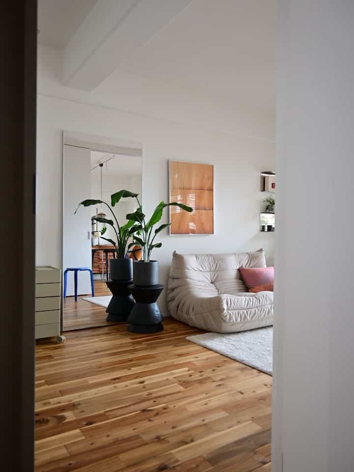 I installed a wall mirror. The size is 80x180. If you put a mirror this big on the floor, it creates an optical illusion that makes the floor look like it's expanding, which is GOOD (^^)
I attached a hook to the wall and secured it with a string on the back. It's a film mirror, so it won't break and it's light and safe.
#Wall mirror #全身ミラー #全身鏡 #姿見 
