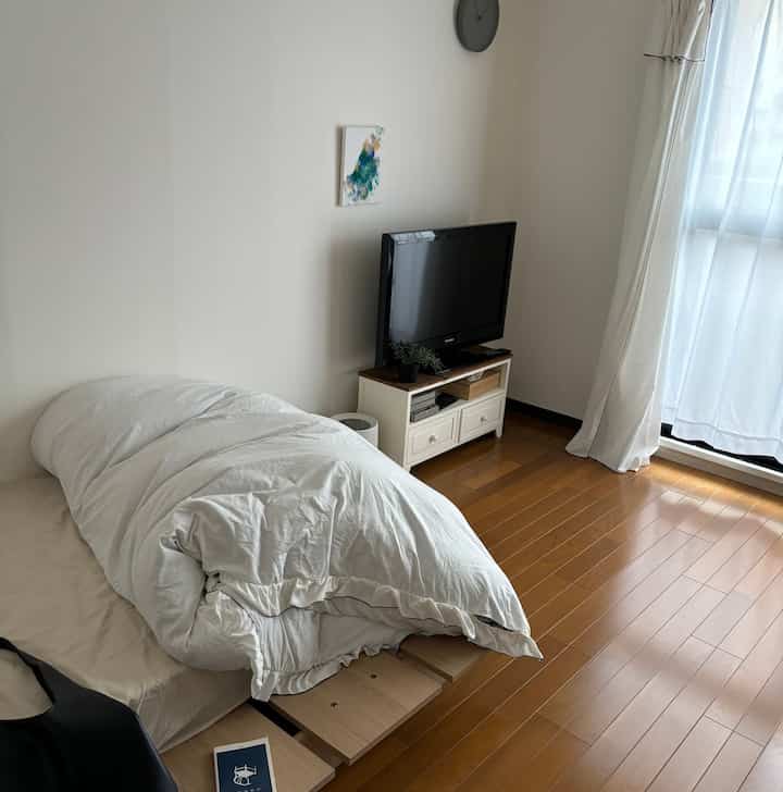 学生時代とは一新して、社会人になって一人暮らしを再開したら絶対にゆとりのあるステージベッドをおきたいと思ってた
憧れのベッドが最近は帰ってきたーってほっとするお部屋の象徴になった
#ベッドルームカーテン #ベッドルームスタイリング #bedroom#1K