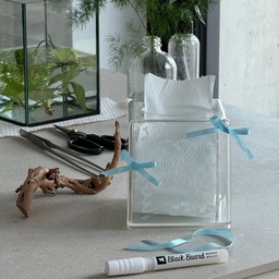 🖊️다이소 마카 활용법🧸🎀 만들어쓰는 졸귀템🩵
작년 크리스마스 데코레이션을 위해 구매했던 다이소의 블랙보드 마카에요🙂
어느날 저희집 휴지케이스를 보다가 요걸 좀 더 귀엽게 만들어보고 싶었다죠☺️🩵
일단 귀여운 멍뭉이를 한마리 그려주고!
집에서 발견한 하늘색 리본으로 발레코어 느낌을 끼얹어주었어요🤍🩵
블랙보드 마카는 물티슈로도 간단하게 지워져서 
페인트 마카와 다르게 다른 그림이나 레터링으로 쉽게 체인지 할 수 있다는 점이 정말 장점이에요👍
#휴지케이스 #투명케이스 #셀프인테리어 #diy #멍뭉이 #푸들 #다이소추천템 #블랙보드마카 #오늘장면한컷 #발레코어  #리본 #리본아이템 