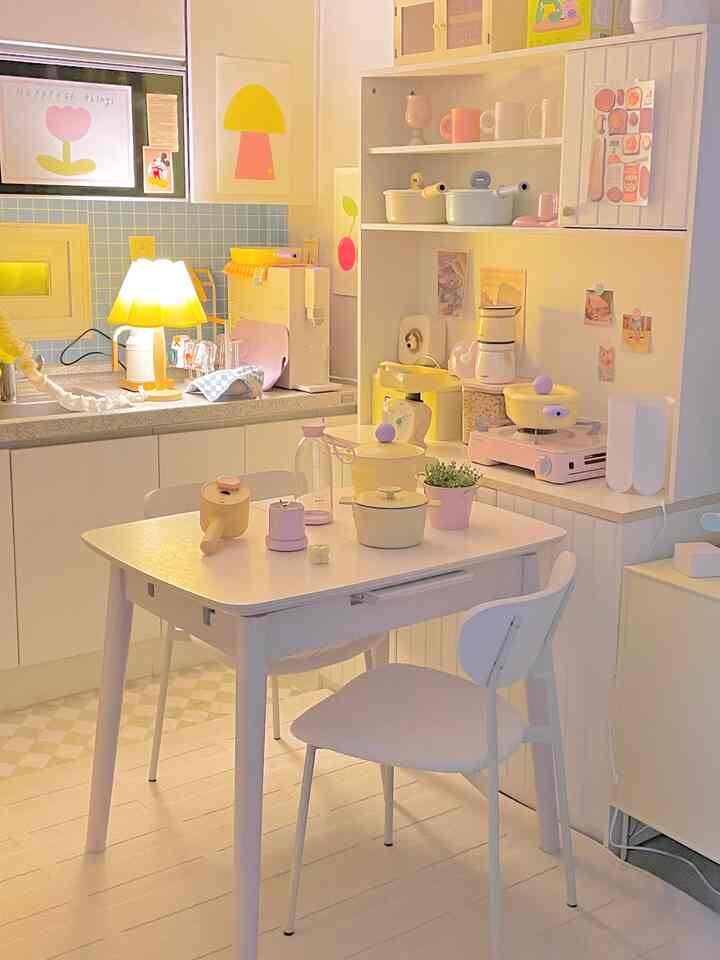 あちこちにカラーポイントがいっぱいの小さなキッチン🎀🩵

家具はきれいなホワイト、アイボリートーンに  #컬러 #파스텔인테리어 #주방 #주방용품 #주방꾸미기 #주방인테리어 #작은주방 #감성주방 #감성주방용품 #주방소품 #조명 #식탁 #식탁의자 #식탁인테리어 #테이블 #세라믹테이블 #세라믹 #주방의자 #냄비 #러그 #러그인테리어 #러그추천 #카페트 #포스터 #맞팔 #예쁜템최고야 #나도크리에이터 #자취방꾸미기 