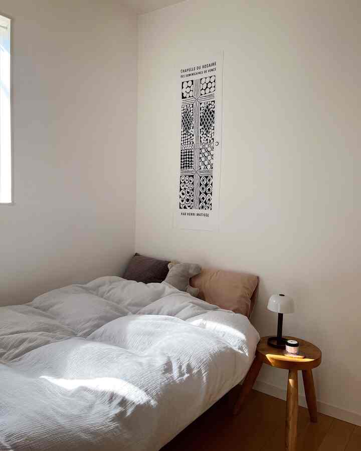 ベッド周りは落ち着く色味で統一しています。
今は壁にマティス展で購入した手拭いを飾っています。

#ベッド周り #一人暮らしインテリア #足付きマットレス